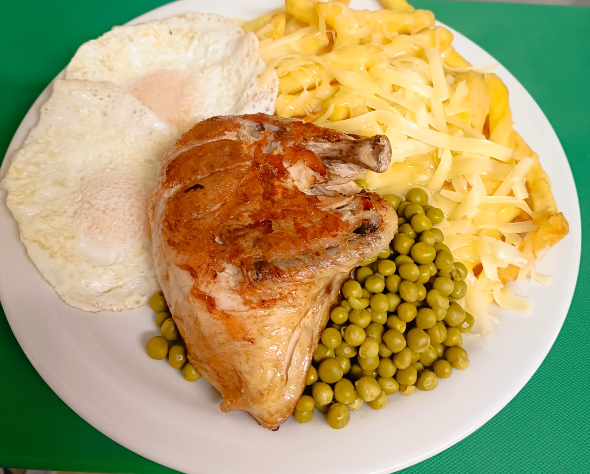 Grilled chicken with peas and fries